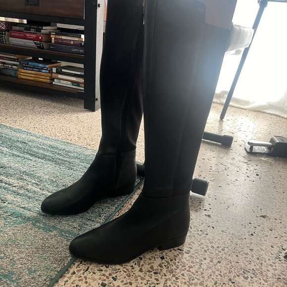 Beautiful and elegant Michael kors flat long boots. Like new . Worn ones. - Picture 3 of 7